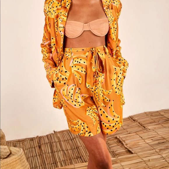 FARM Rio Pants - NWT Farm Rio Caramel Raining Bananas shorts size Small